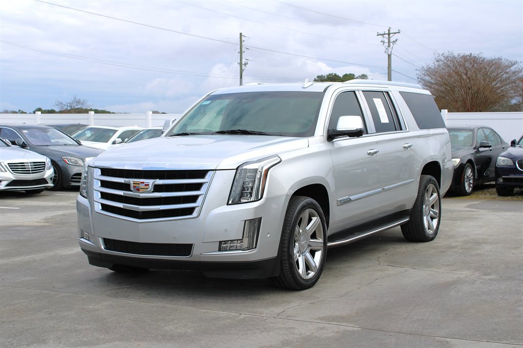 Used 2017 Cadillac Escalade ESV Luxury image 3