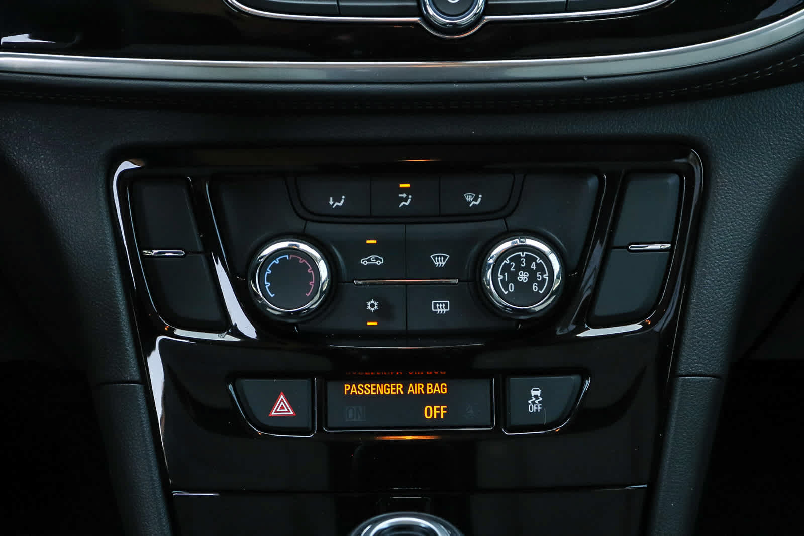 Used 2021 Buick Encore Preferred AWD/4WD image 19