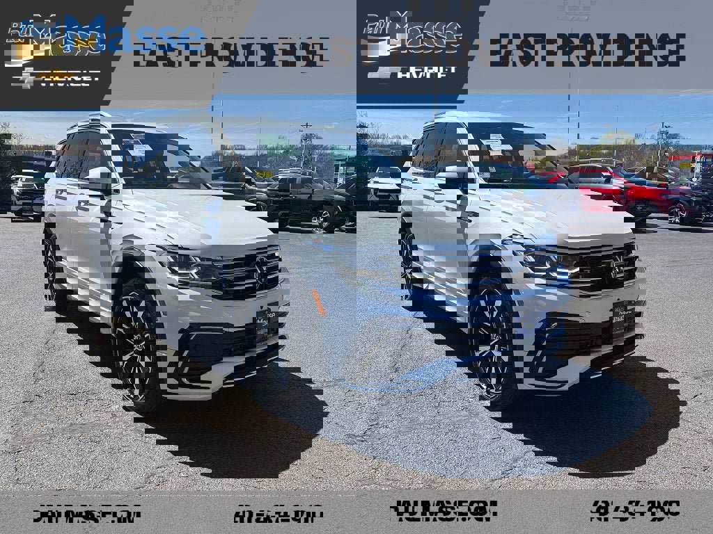 Used 2024 Volkswagen Tiguan SEL R-Line AWD/4WD image 3