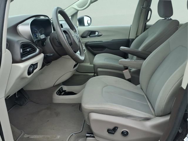 Used 2017 Chrysler Pacifica Touring w/ Tire & Wheel Group FWD image 21