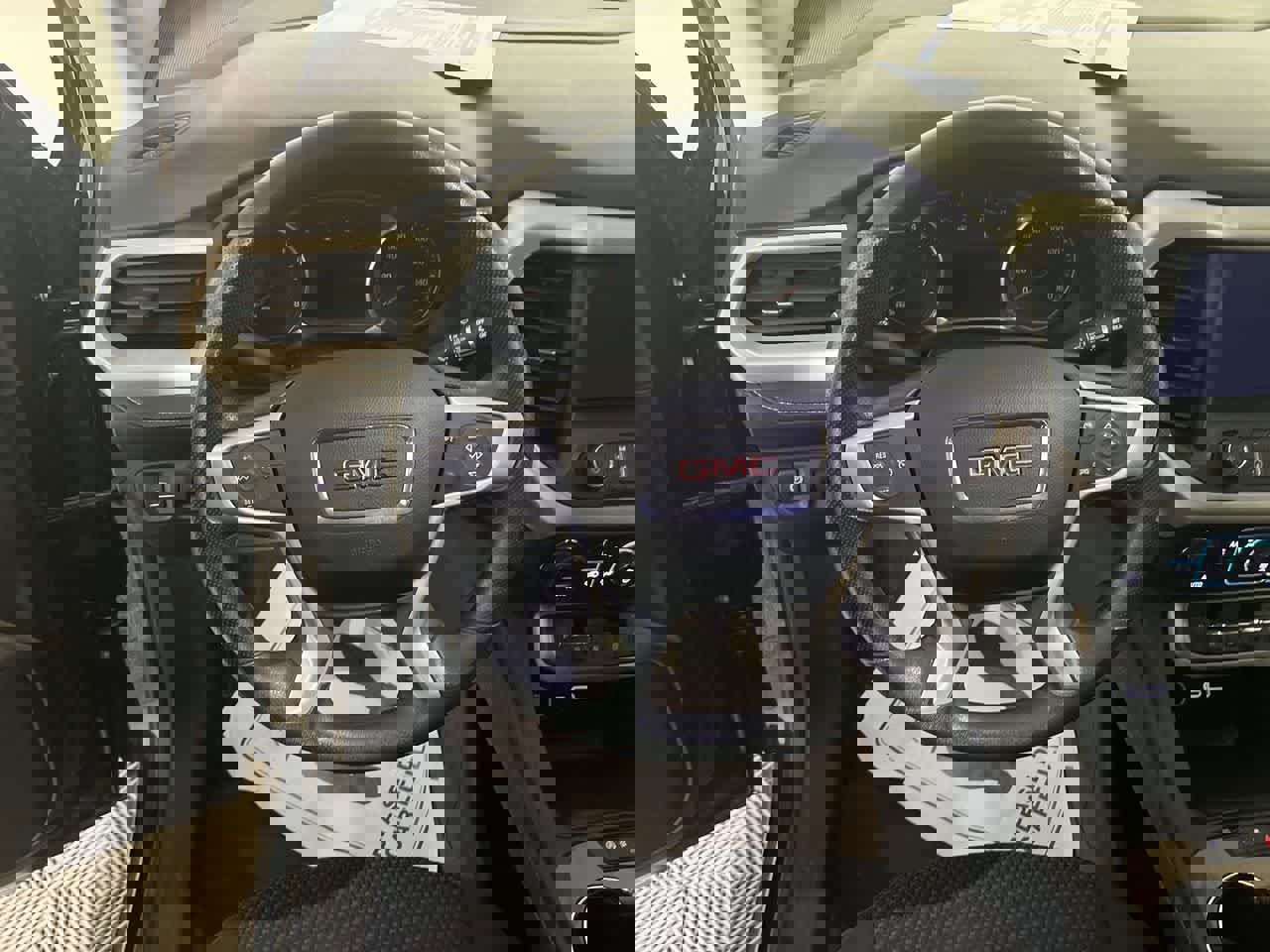 Used 2021 GMC Acadia SLE image 16