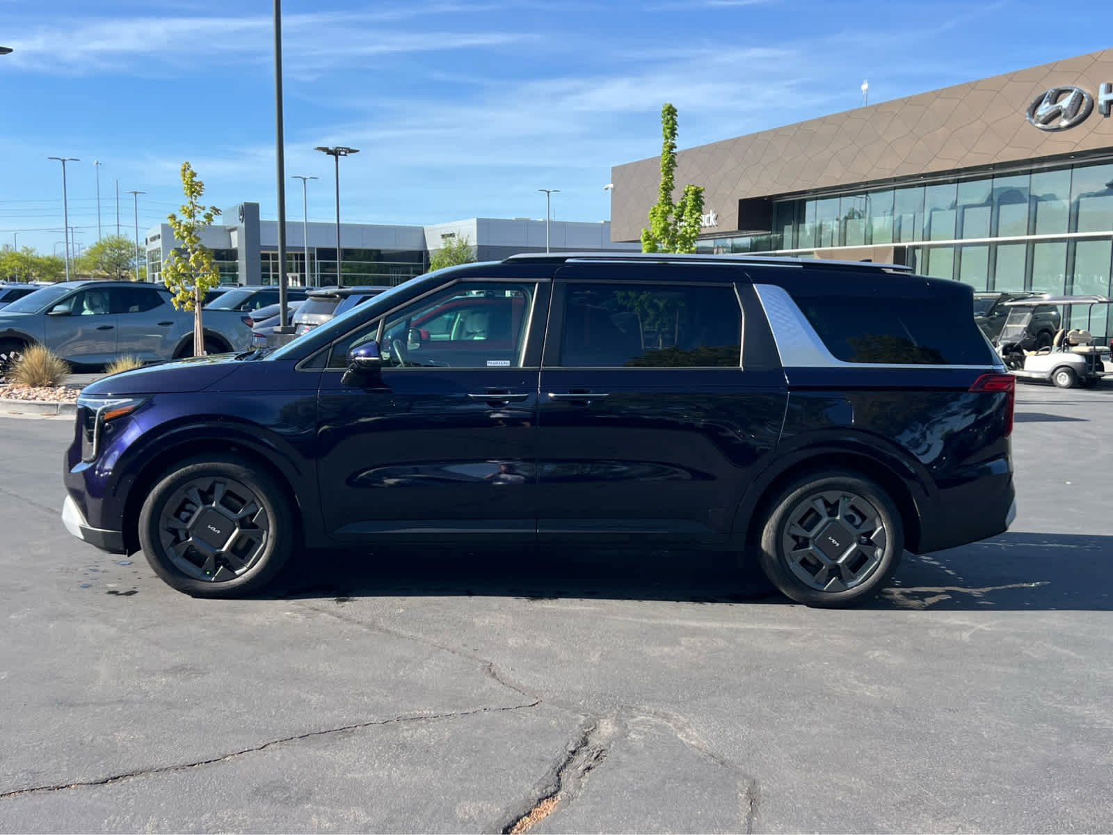 Used 2025 Kia Carnival EX image 12