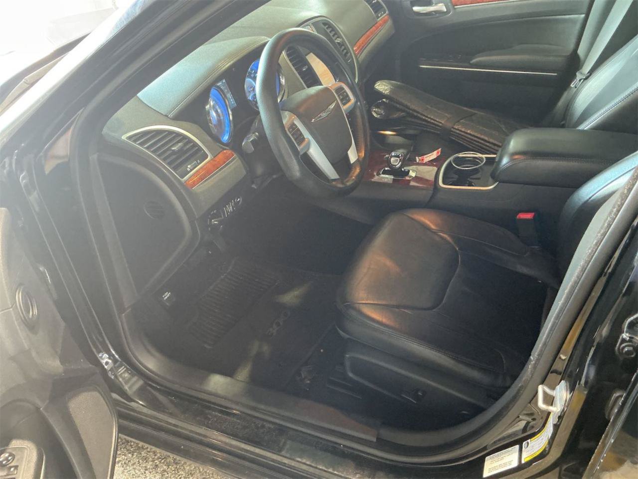 Used 2014 Chrysler 300 RWD image 10