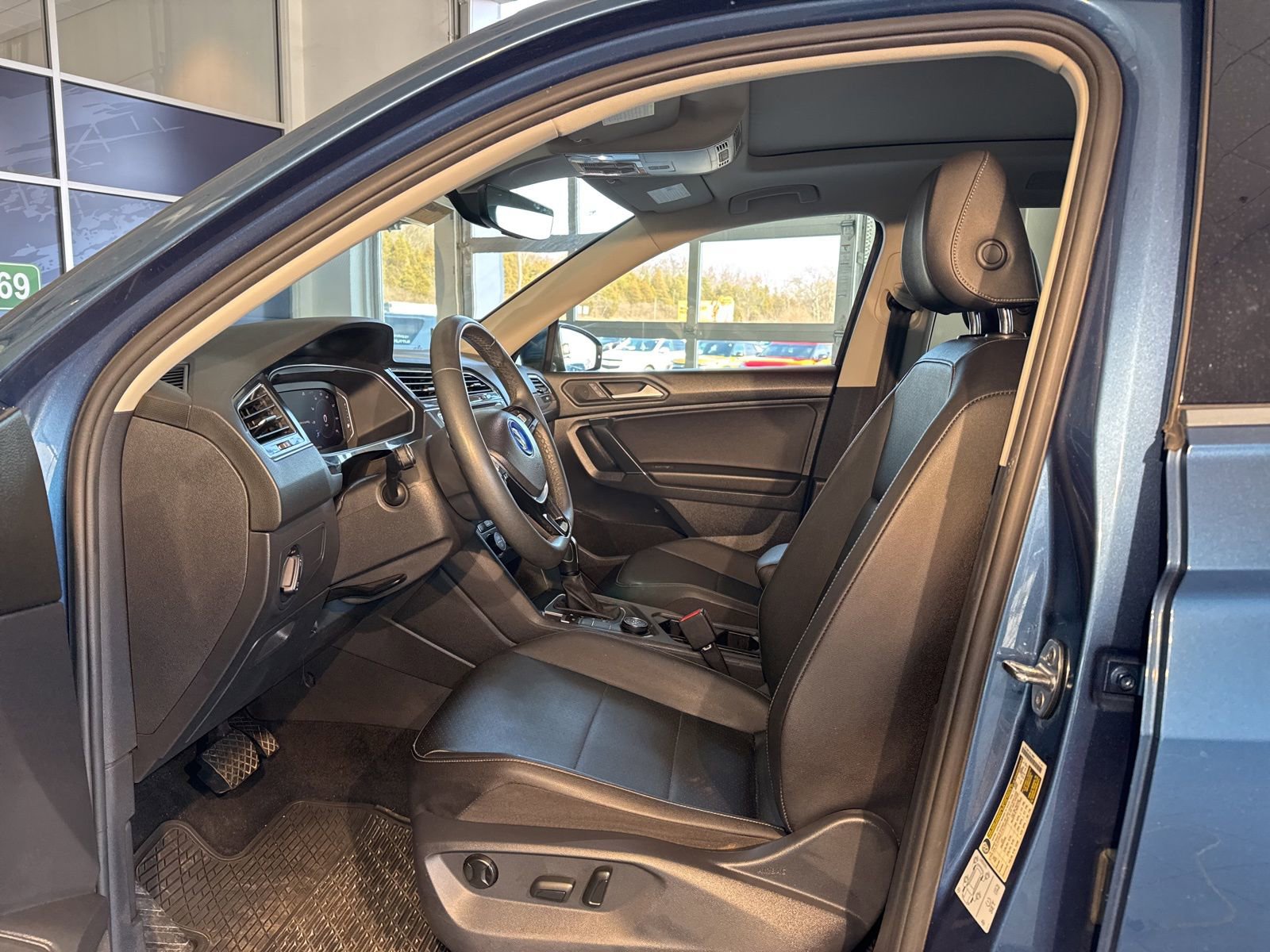 Used 2020 Volkswagen Tiguan SEL w/ 3rd Row Seat Package image 23