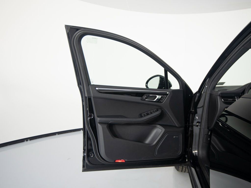 Certified 2025 Porsche Macan image 18
