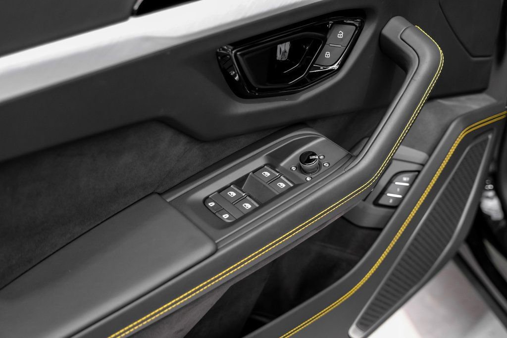 Used 2025 Lamborghini Urus SE image 44