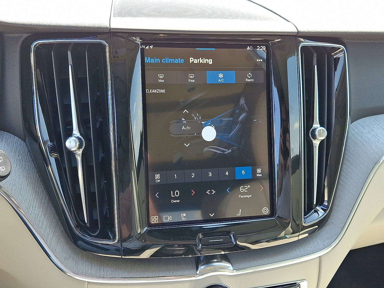 Used 2025 Volvo XC60 T8 Plus w/ Protection Package Premier image 11