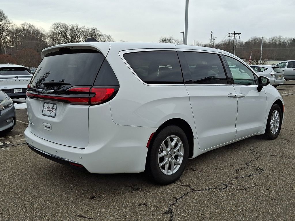 Used 2023 Chrysler Pacifica Touring-L image 8