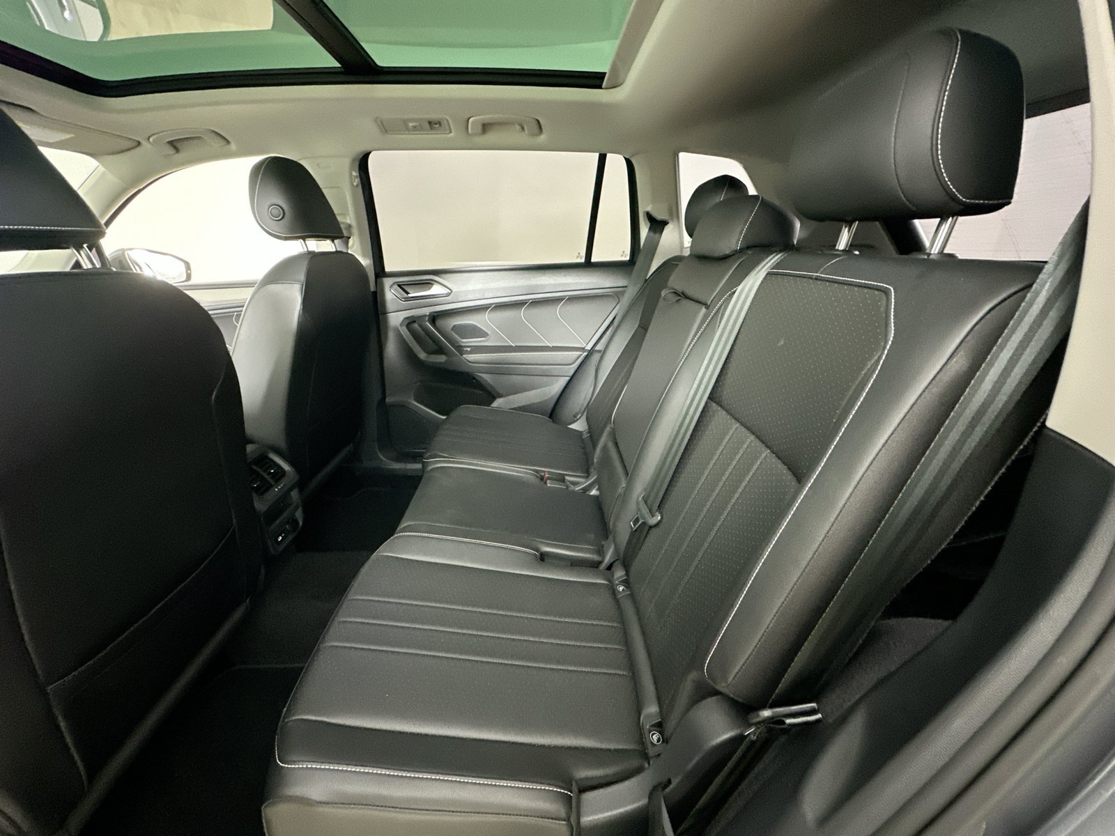 Used 2023 Volkswagen Tiguan SE w/ Panoramic Sunroof Package AWD/4WD image 37