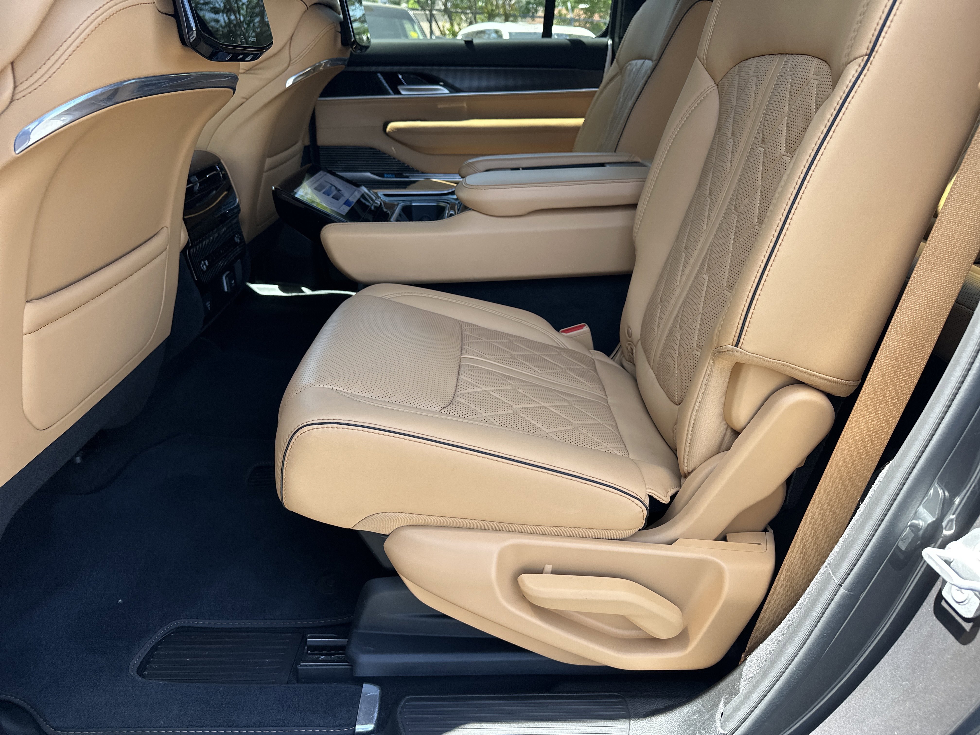 Used 2025 Jeep Grand Wagoneer Series III w/ Rear Seat Video Group 1 AWD/4WD image 25