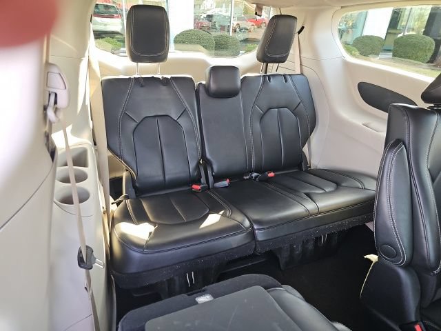 Used 2023 Chrysler Pacifica Touring-L FWD image 12