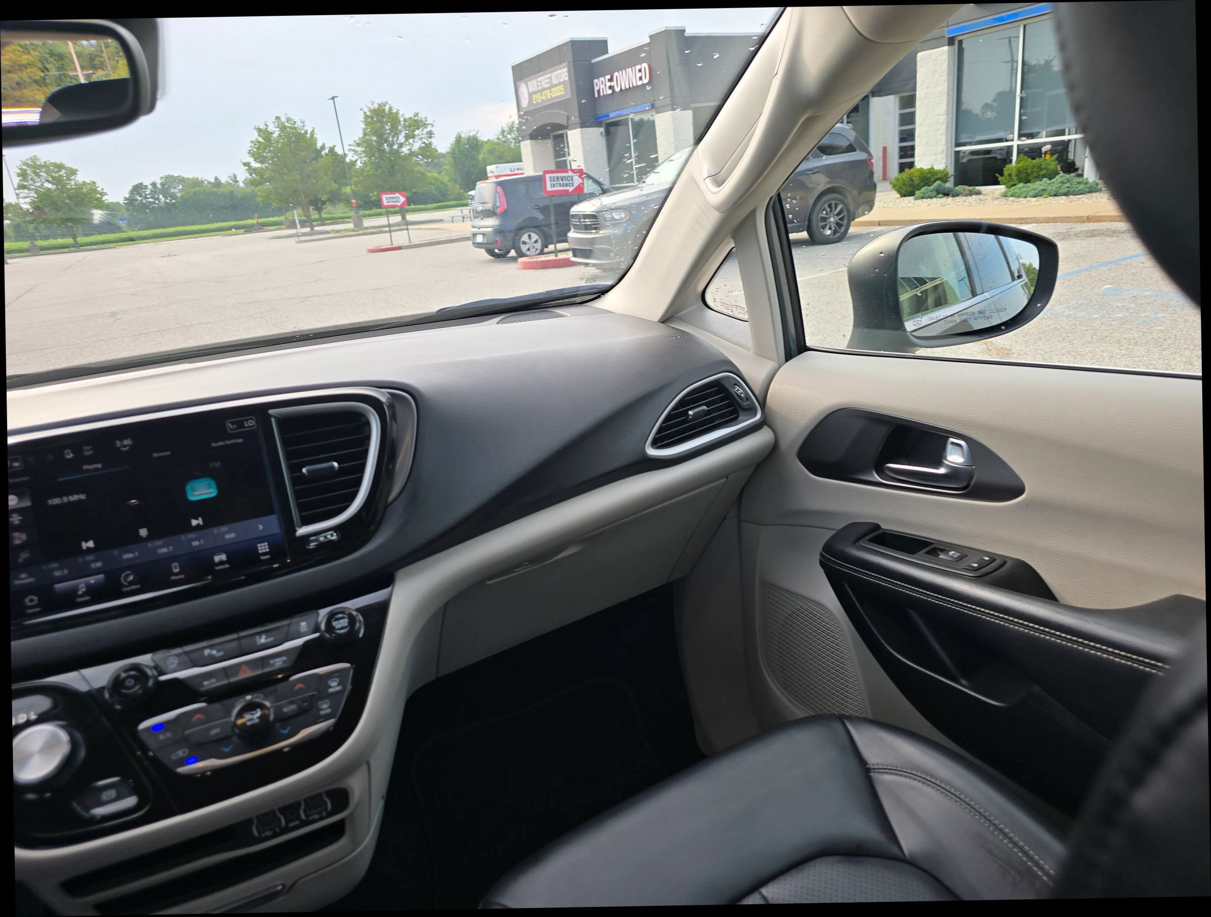 Used 2023 Chrysler Pacifica Touring-L FWD image 15