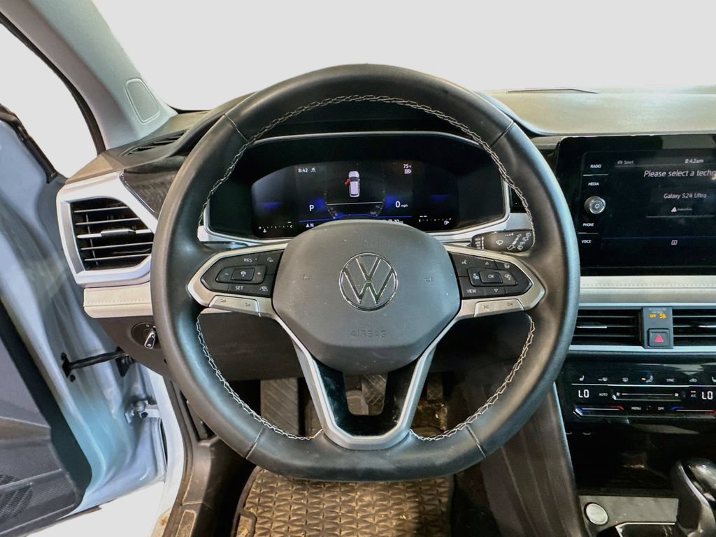 Certified 2025 Volkswagen Taos SE AWD/4WD image 11