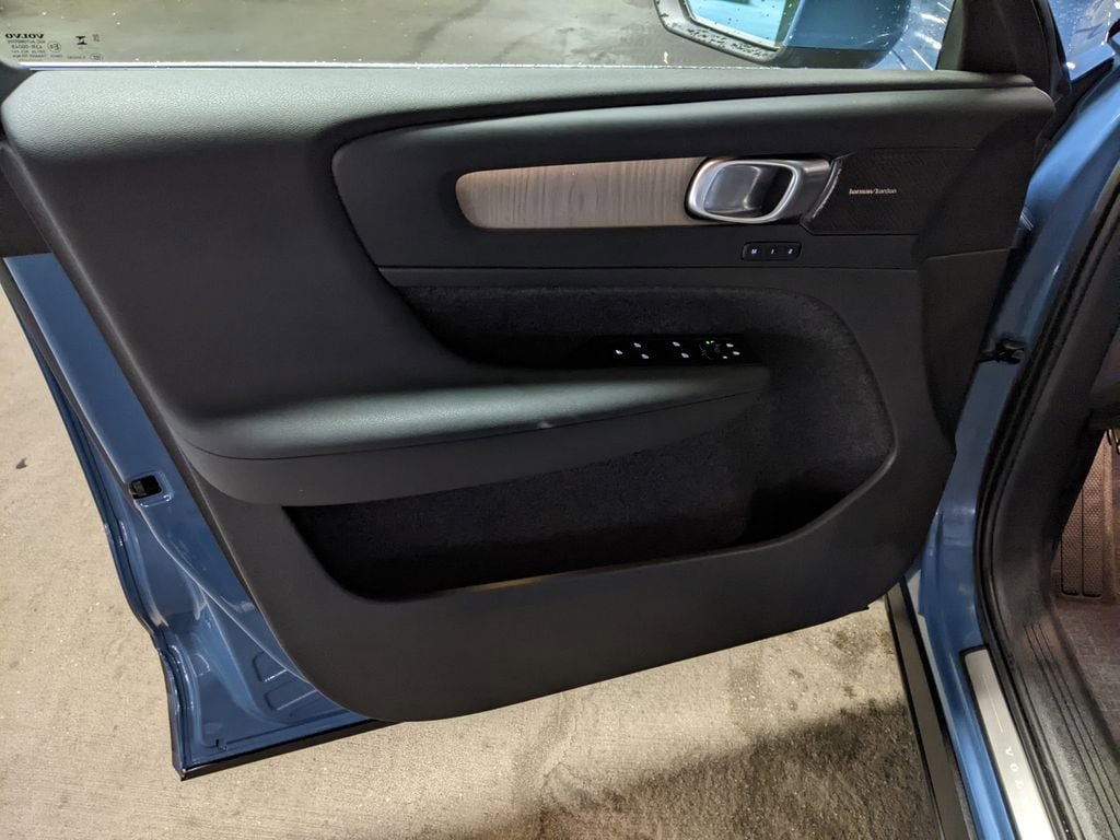 Certified 2023 Volvo XC40 B5 Ultimate w/ Protection Package Premier AWD/4WD image 9