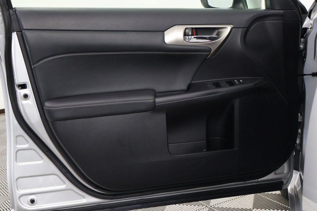 Used 2016 Lexus CT 200h w/ Navigation Package FWD image 12