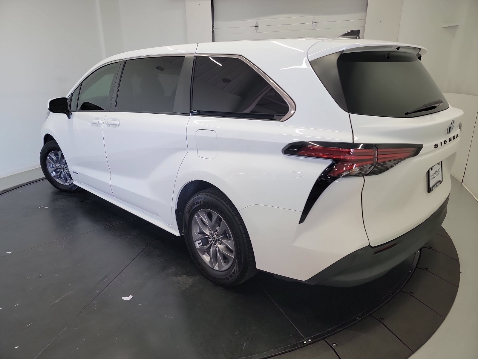 Used 2021 Toyota Sienna LE FWD image 6