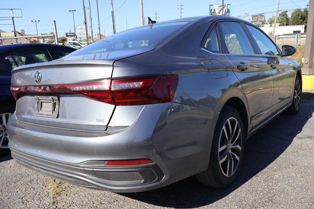 Used 2025 Volkswagen Jetta SE FWD image 3