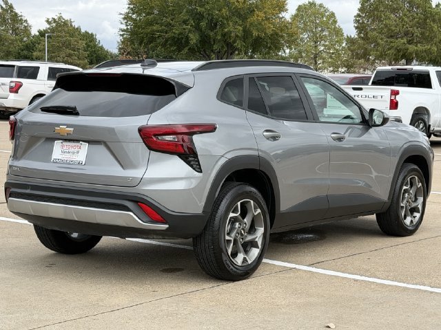 Used 2025 Chevrolet Trax LT w/ LT Convenience Package FWD image 4