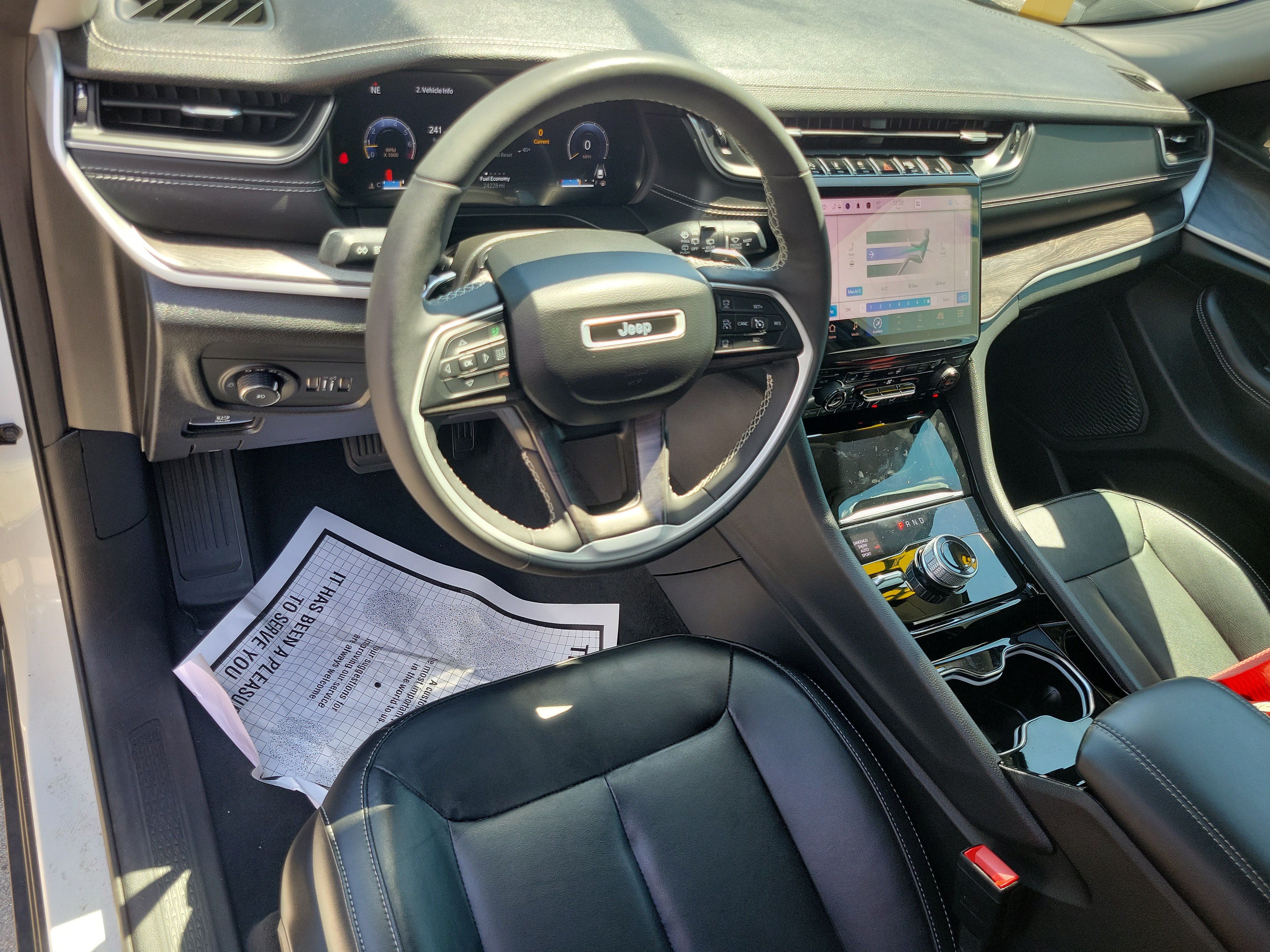 Used 2023 Jeep Grand Cherokee Limited AWD/4WD image 12