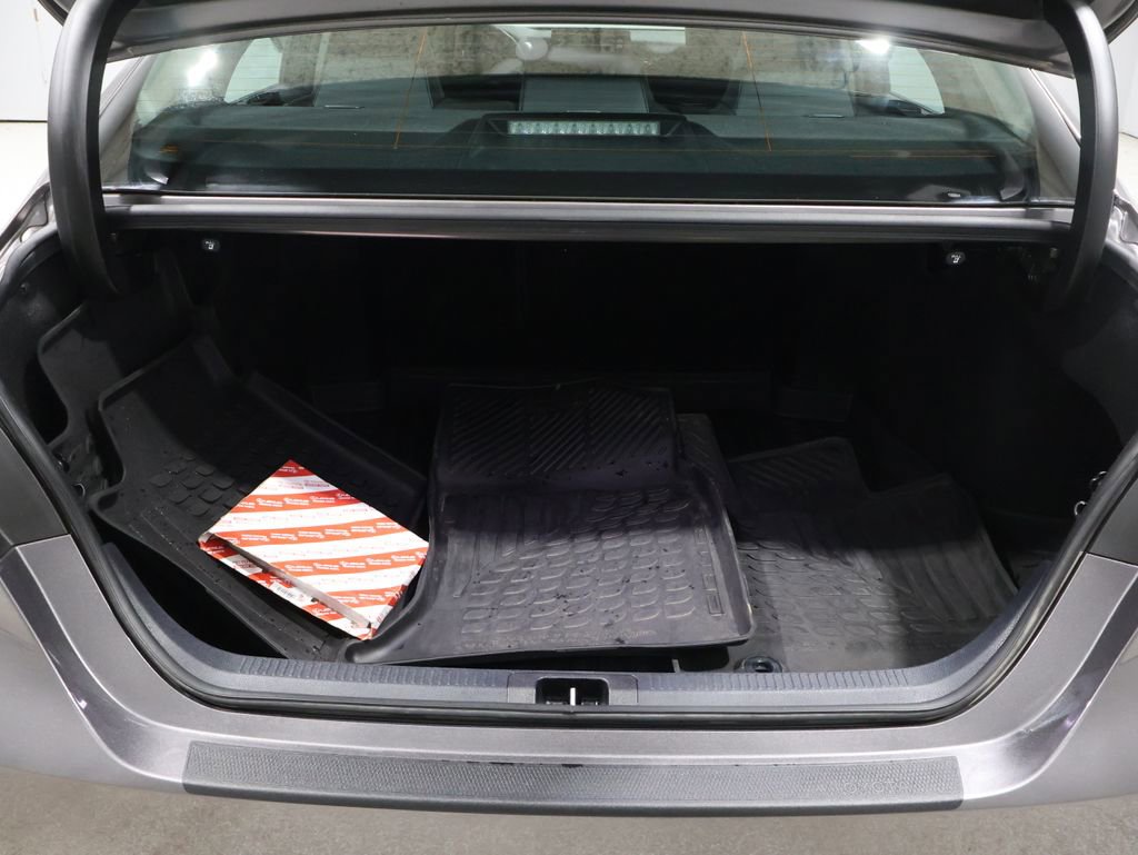 Used 2023 Toyota Camry SE image 4