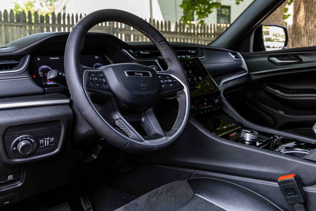 Used 2023 Jeep Grand Cherokee L Laredo image 7