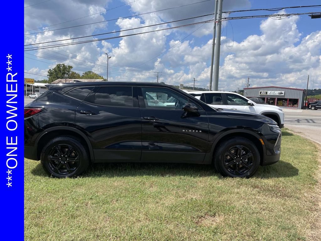 Used 2025 Chevrolet Blazer LT FWD image 2