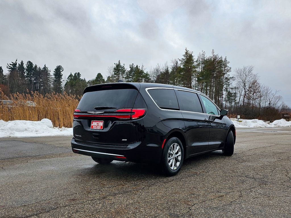 New 2026 Chrysler Pacifica Select image 4