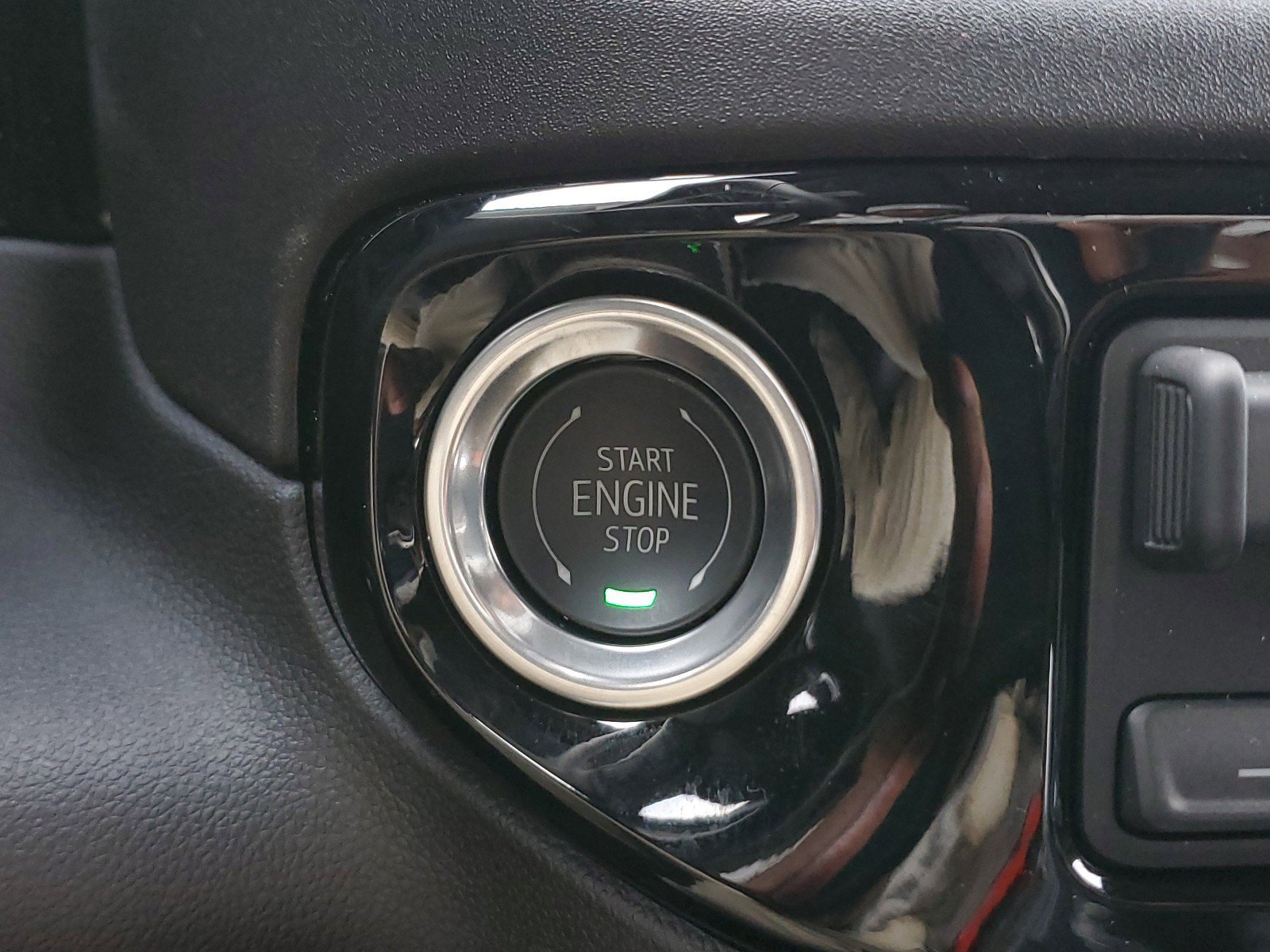 New 2025 GMC Sierra 2500 SLT w/ SLT Convenience Package image 33