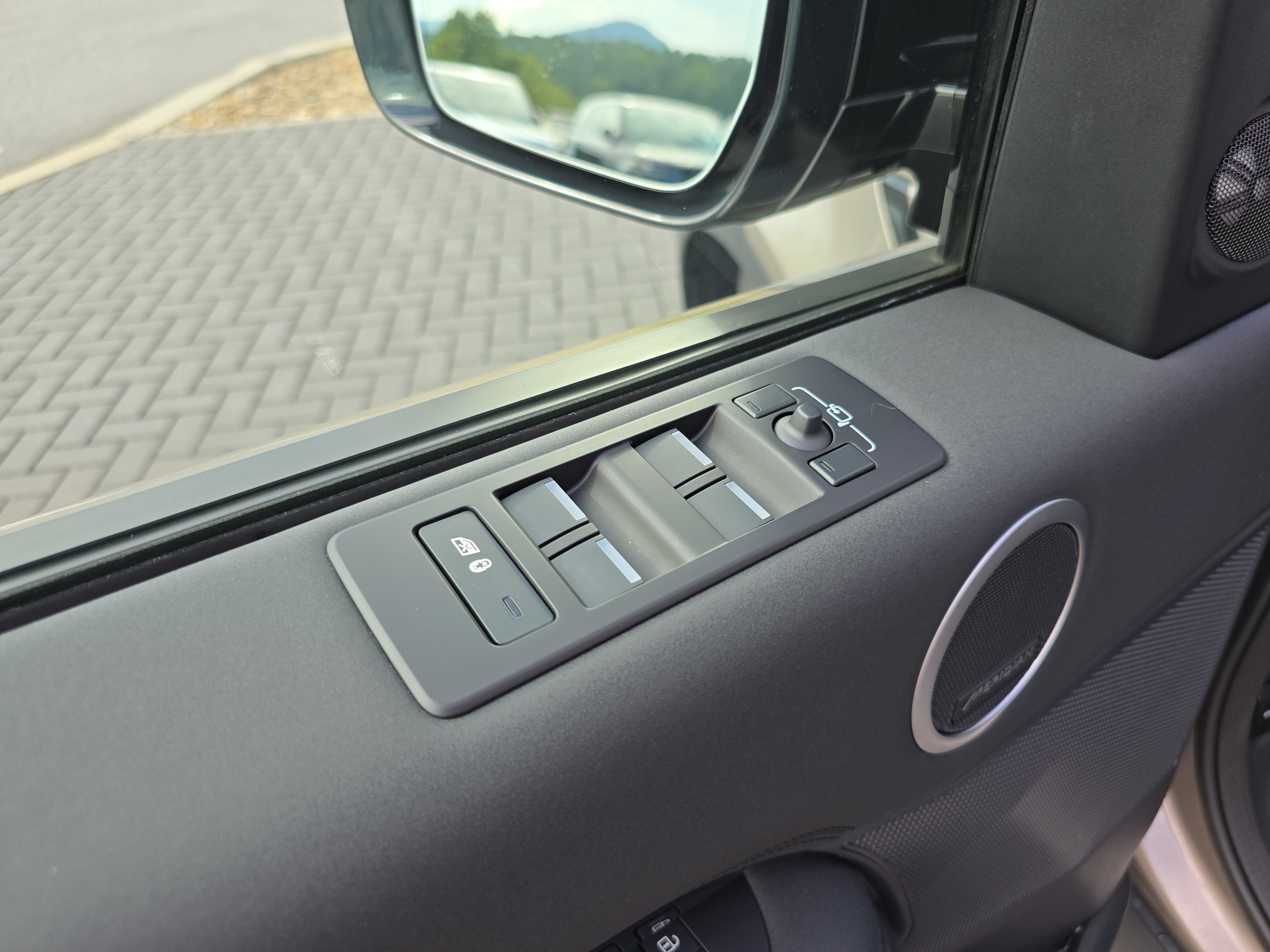 Certified 2025 Land Rover Discovery S AWD/4WD image 21