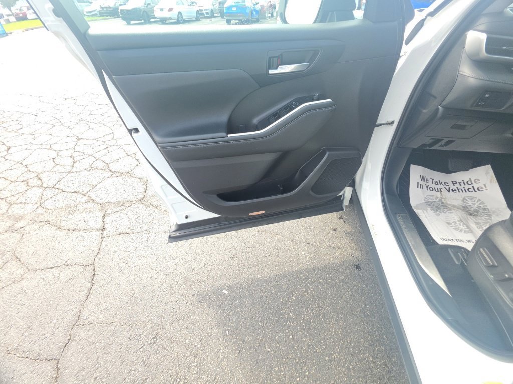 Used 2022 Toyota Highlander XLE AWD/4WD image 12