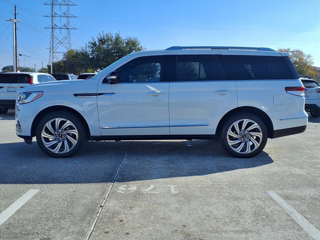 Used 2023 Lincoln Navigator Reserve image 23