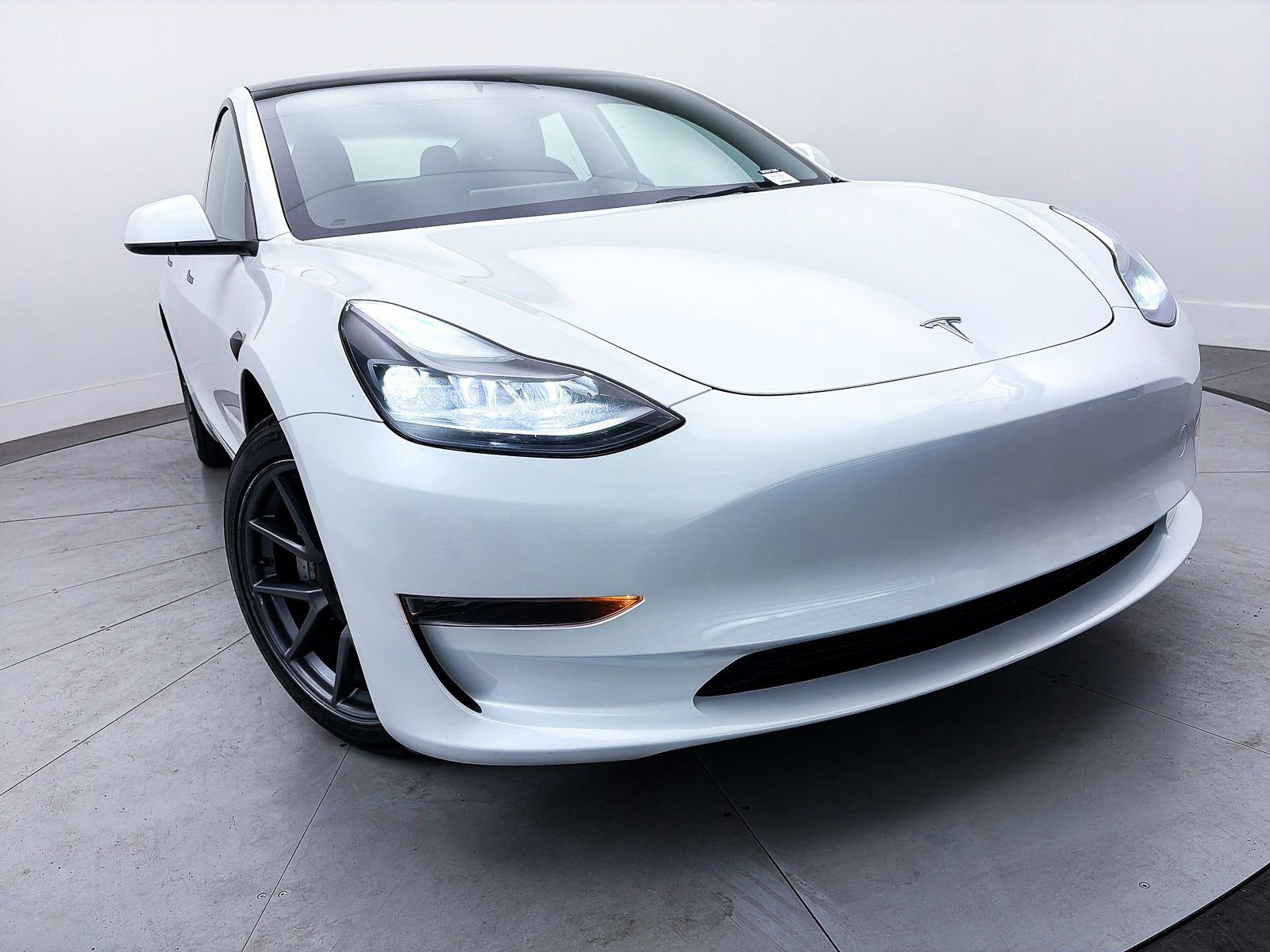 Used 2023 Tesla Model 3 Standard Range image 3