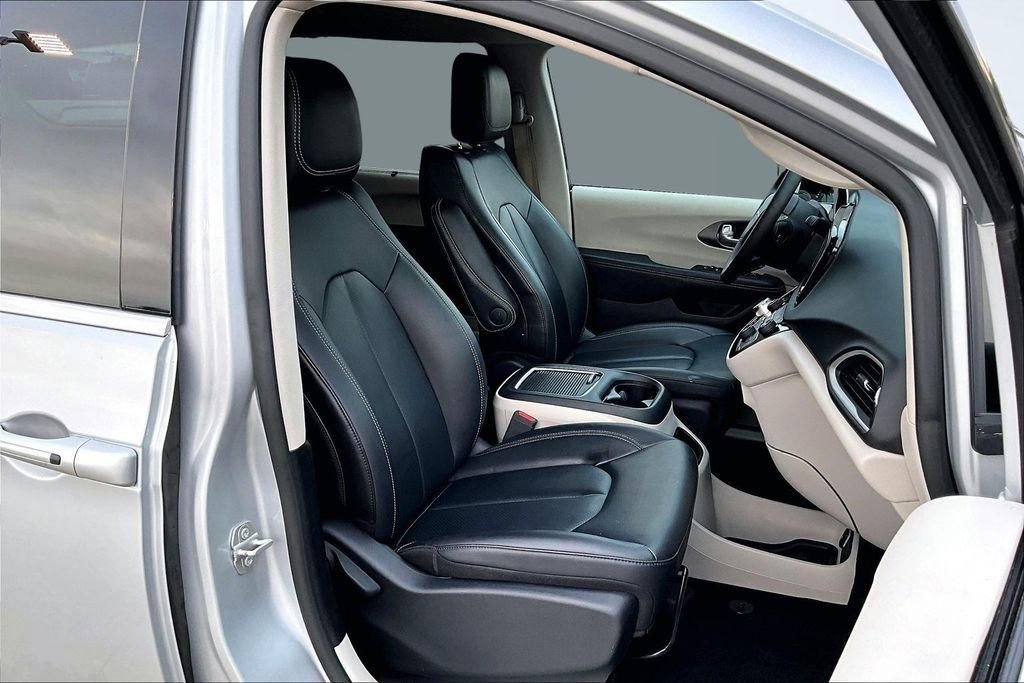 Used 2024 Chrysler Pacifica Touring-L image 7