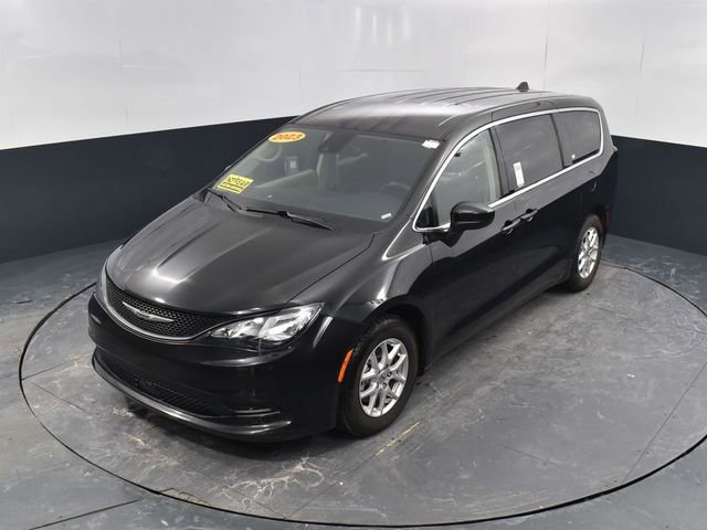 Used 2023 Chrysler Voyager LX image 43