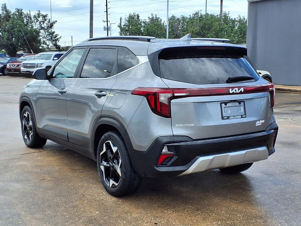 Used 2024 Kia Seltos EX FWD image 2