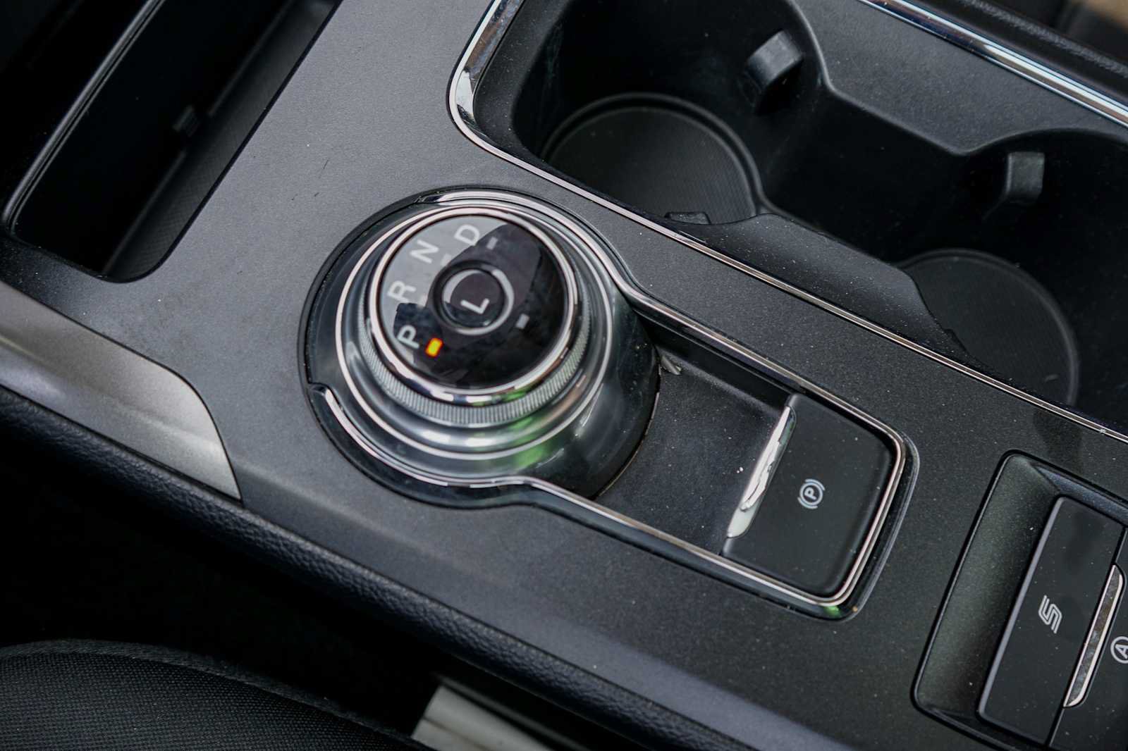 Used 2020 Ford Fusion SE FWD image 13