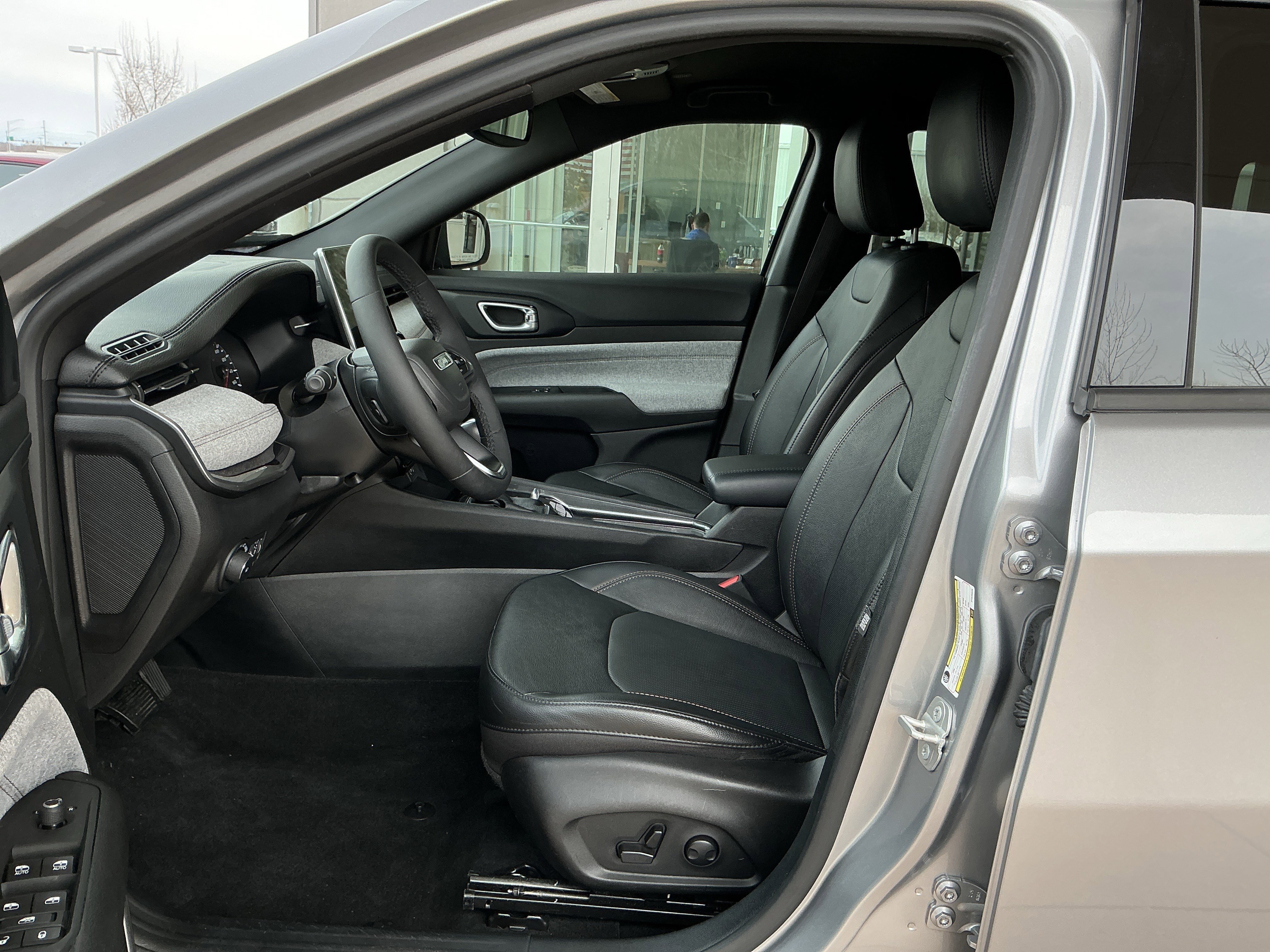 Used 2023 Jeep Compass Latitude image 7