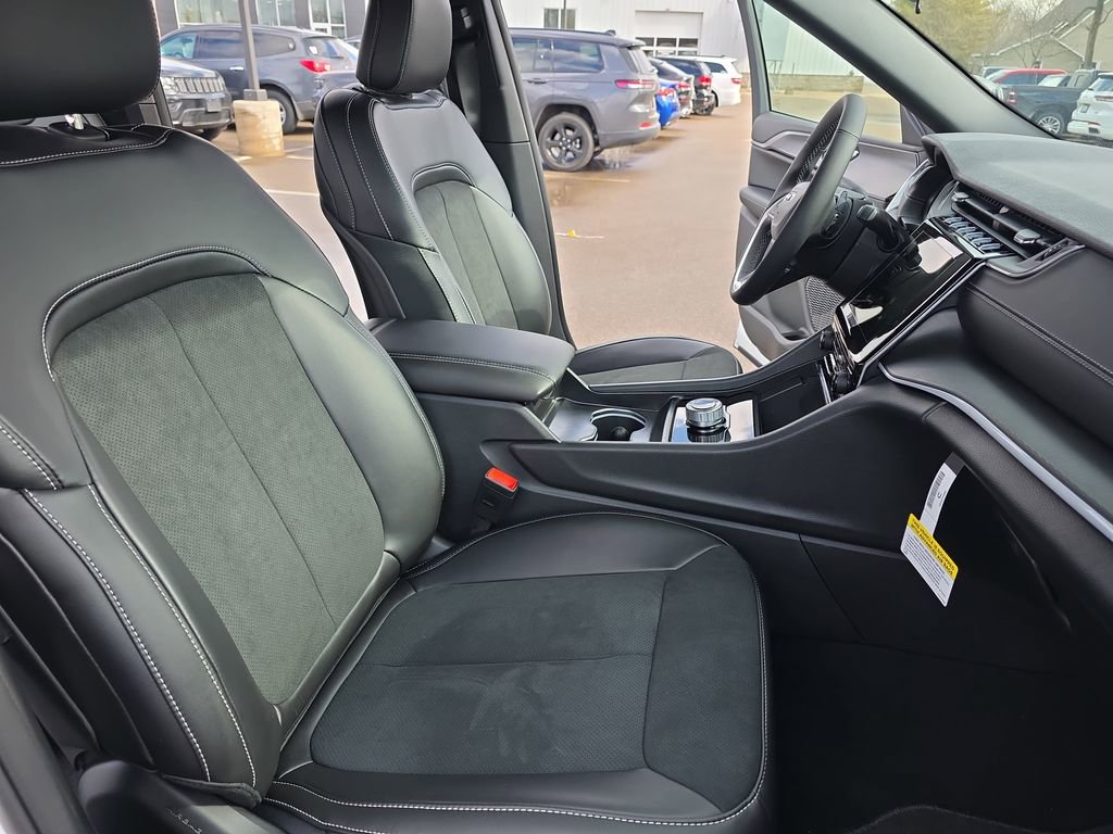 New 2025 Jeep Grand Cherokee Altitude image 10