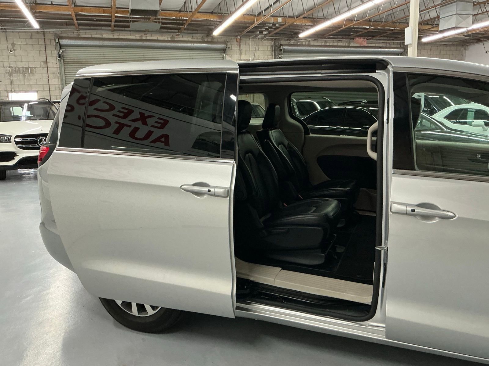 Used 2023 Chrysler Pacifica Touring-L image 14