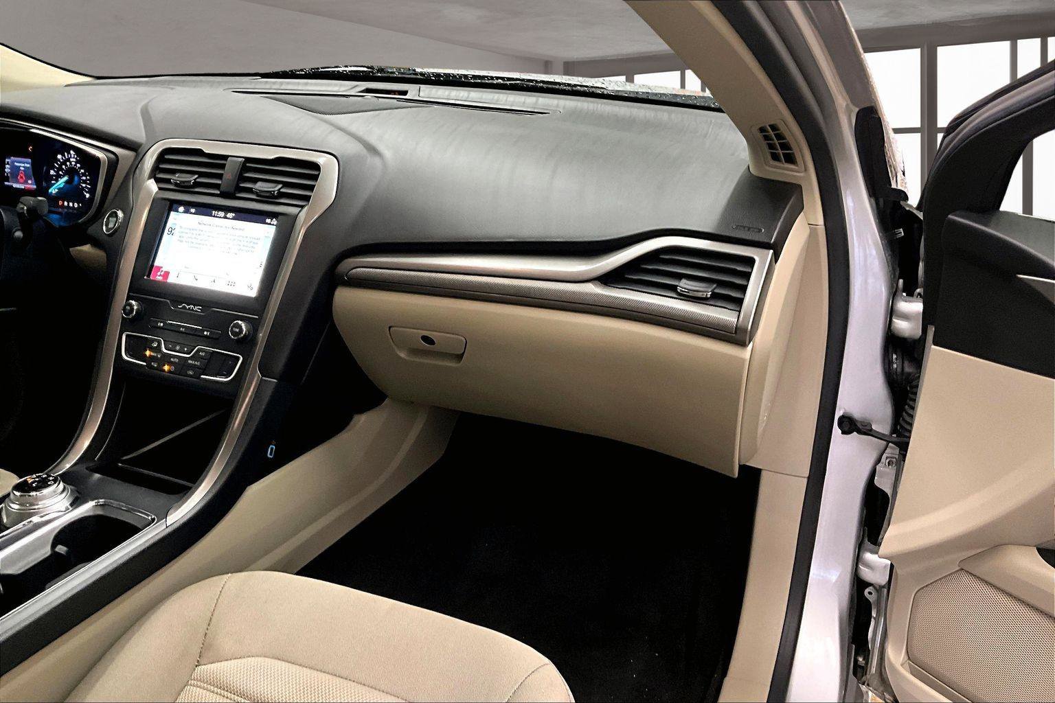 Used 2019 Ford Fusion SE image 18