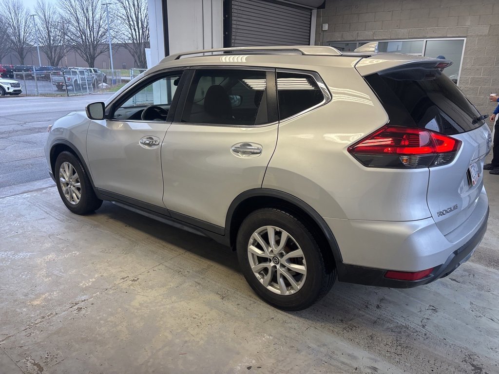 Used 2018 Nissan Rogue SV image 3