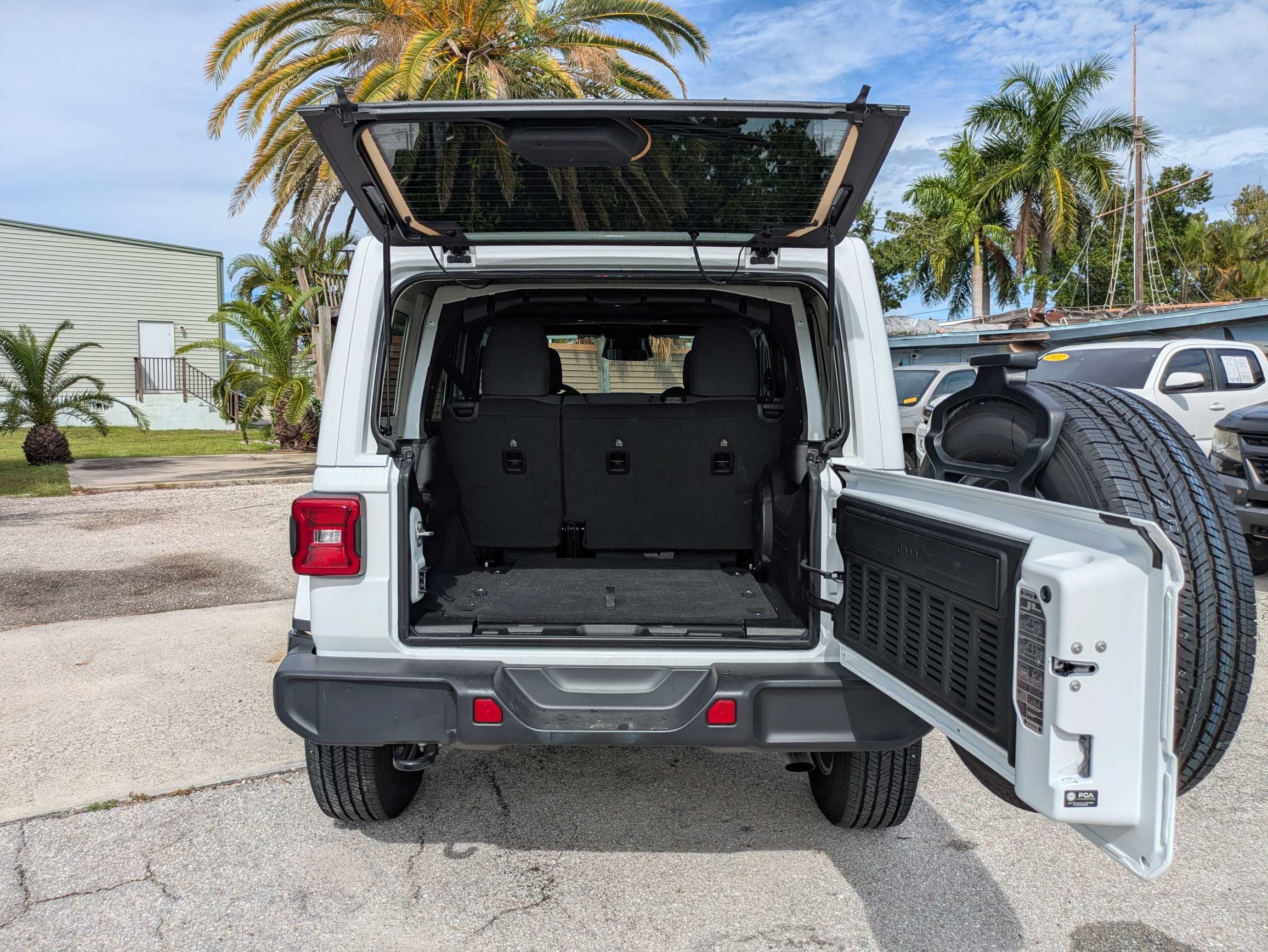 Used 2026 Jeep Wrangler Unlimited Sahara AWD/4WD image 31