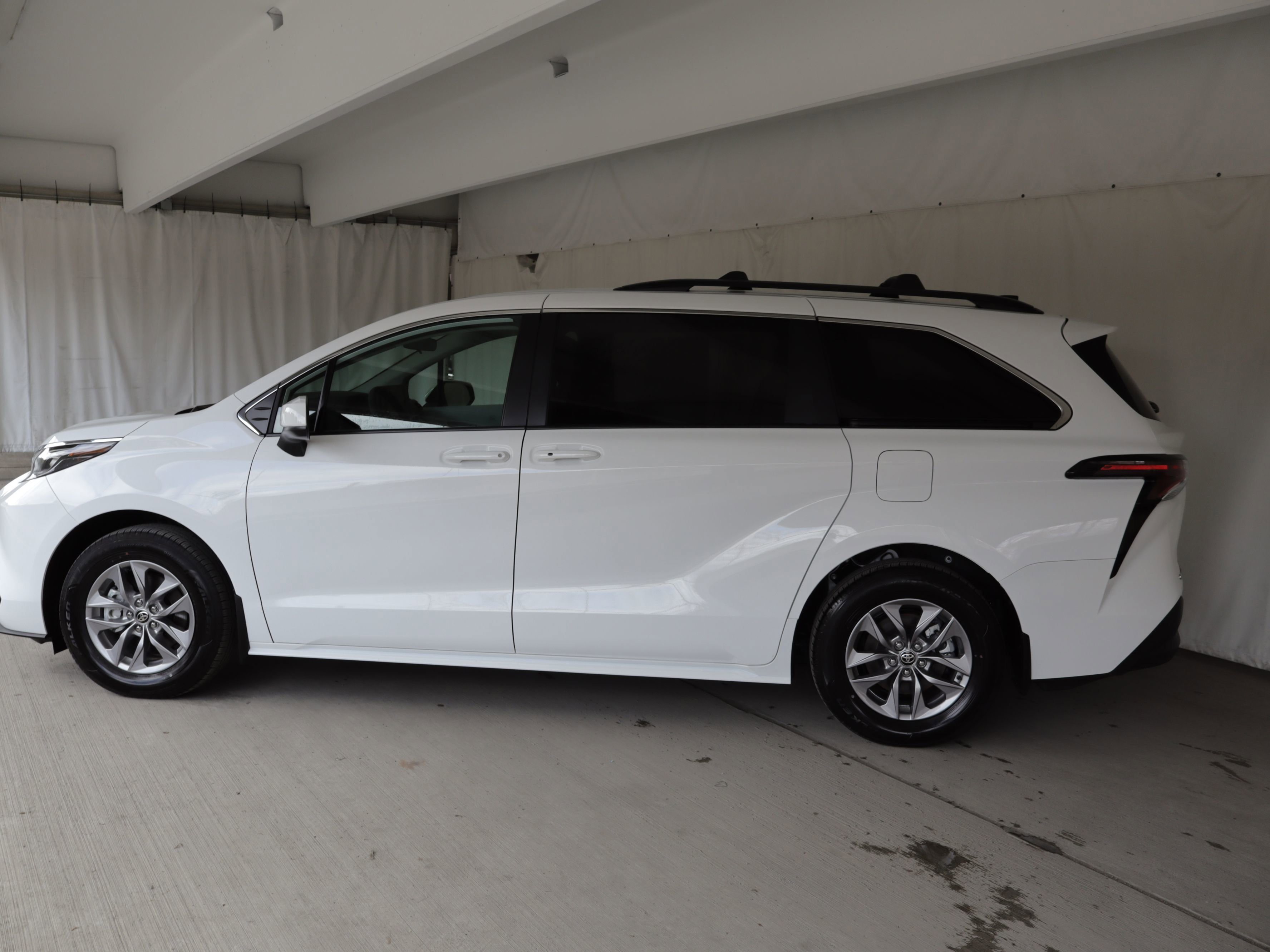 Used 2025 Toyota Sienna LE image 23