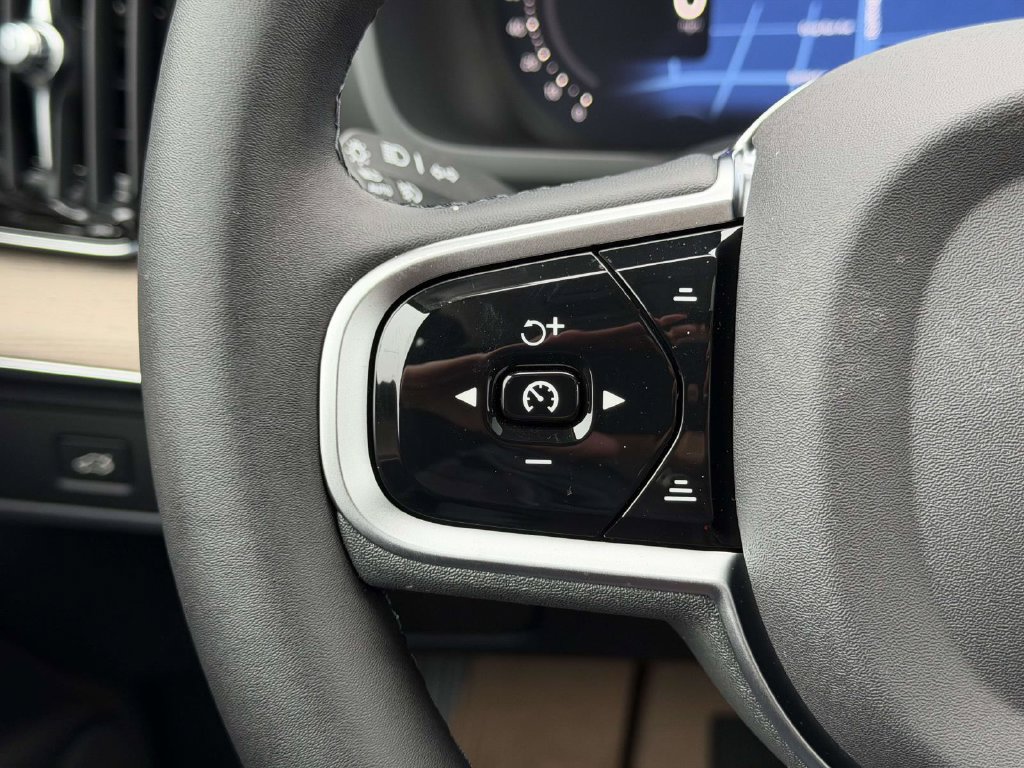New 2026 Volvo XC90 B6 Plus w/ Protection Package Premier AWD/4WD image 8