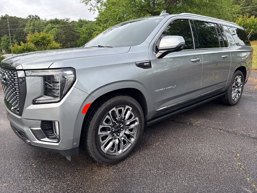 Used 2023 GMC Yukon XL Denali Ultimate AWD/4WD image 9