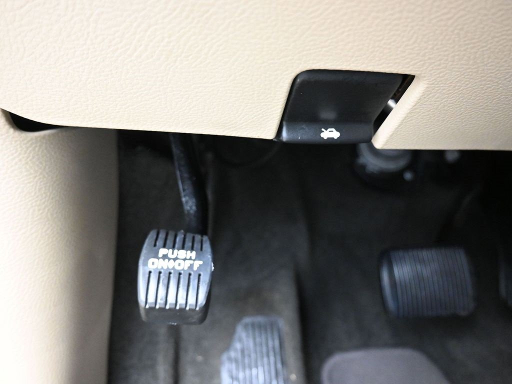 Used 2018 Ford Taurus SE image 24