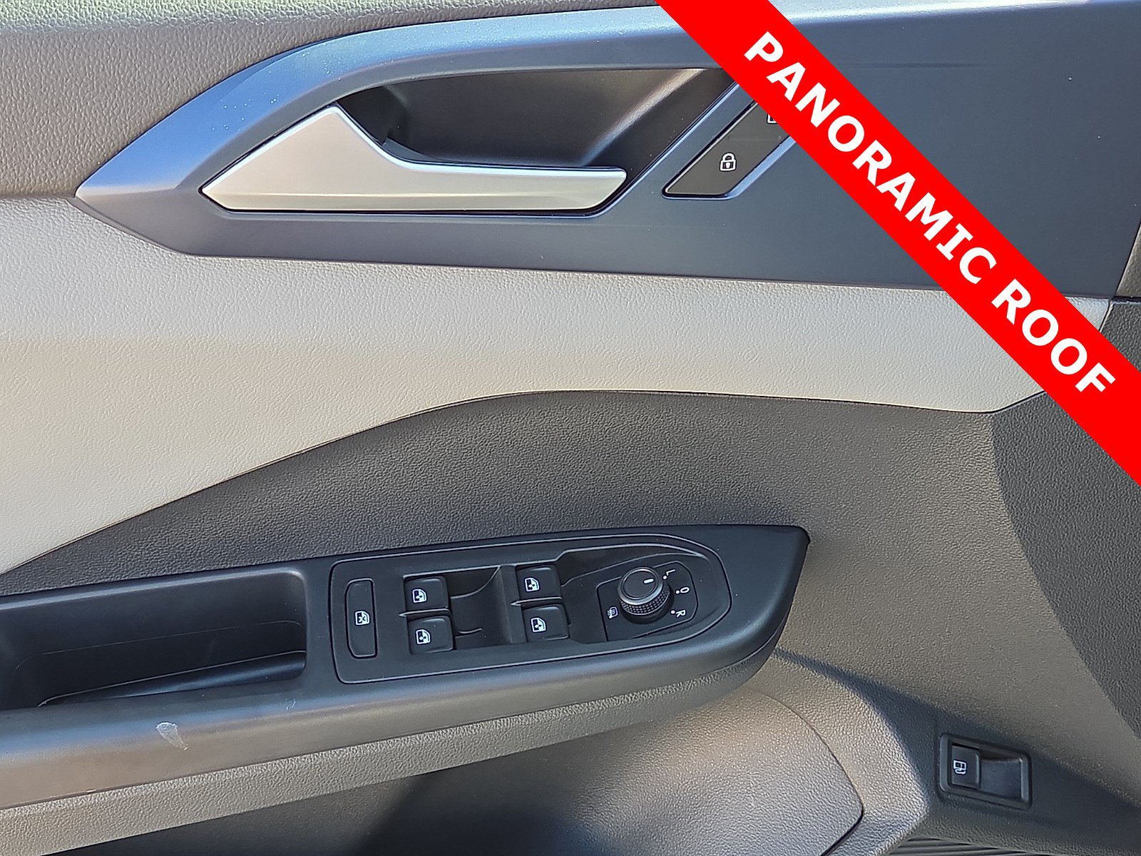 Used 2023 Volkswagen Taos SE w/ Panoramic Sunroof Package FWD image 13