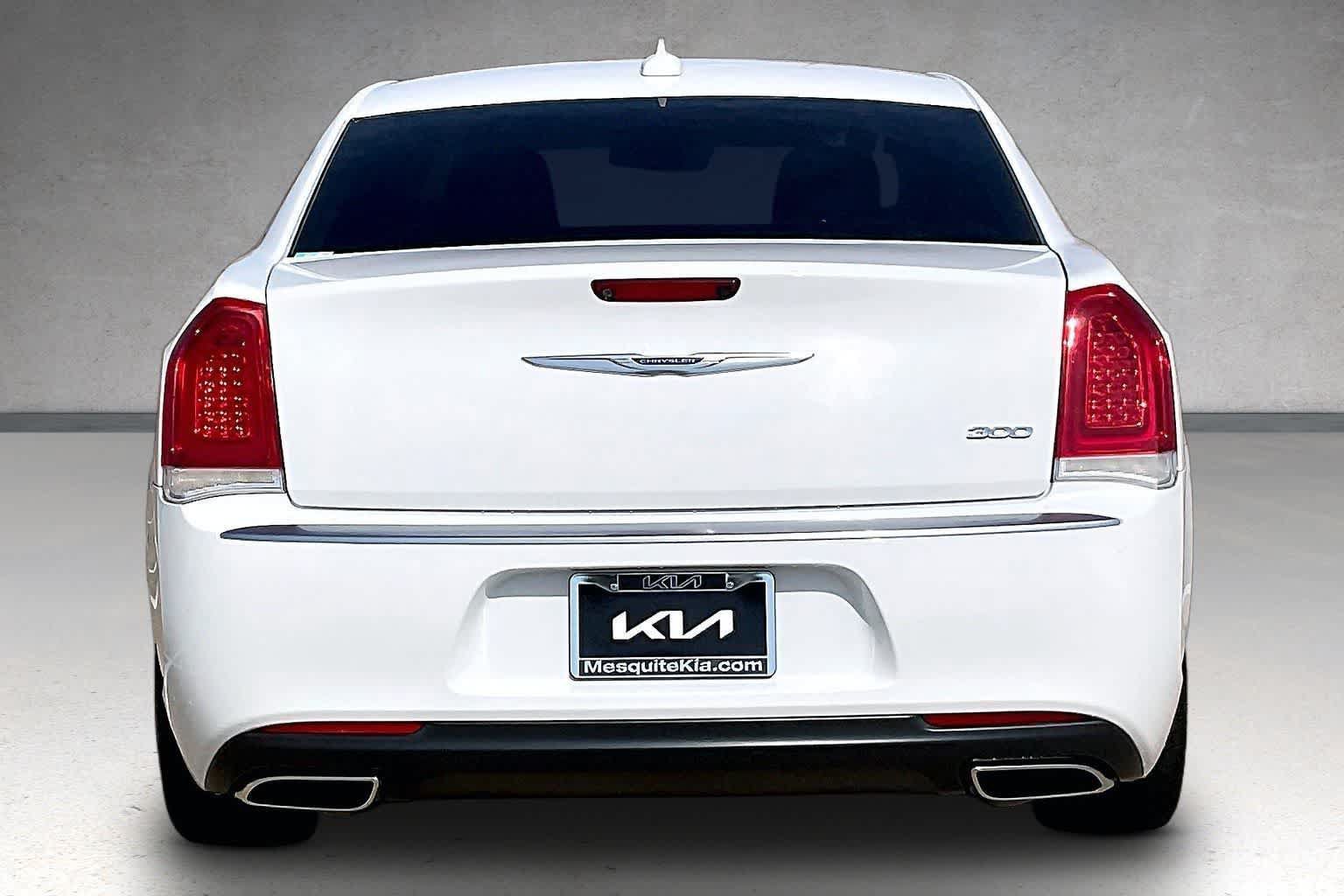 Used 2018 Chrysler 300 Touring w/ Chrome Appearance Package RWD image 5