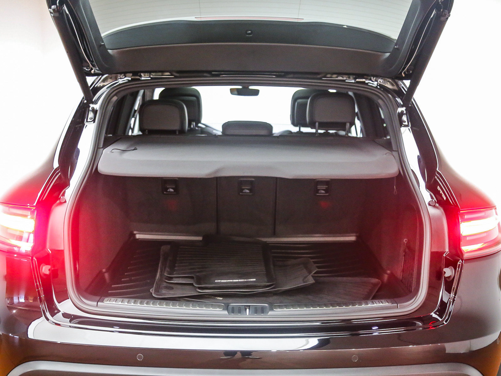 Certified 2026 Porsche Macan Turbo AWD/4WD image 21