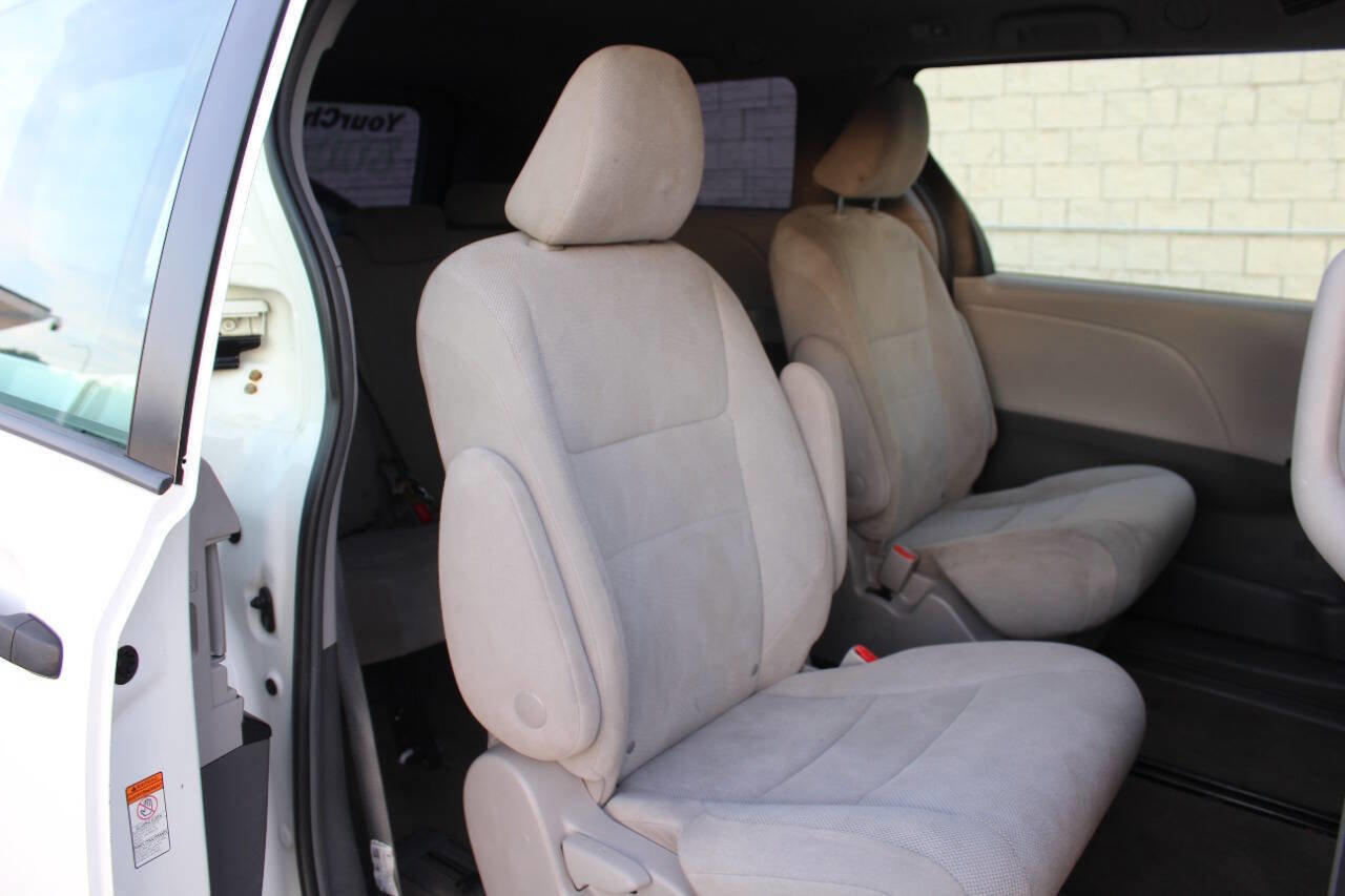 Used 2018 Toyota Sienna L image 15